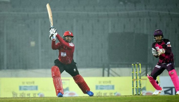 আম্পায়ারের সিদ্ধান্তে ক্ষুব্ধ হয়ে তেড়ে গেলেন সাকিব